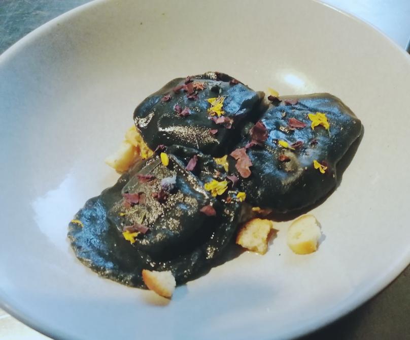 Raviole noire au tofu