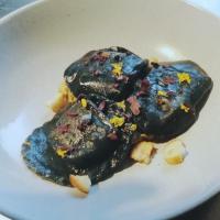Raviole noire au tofu